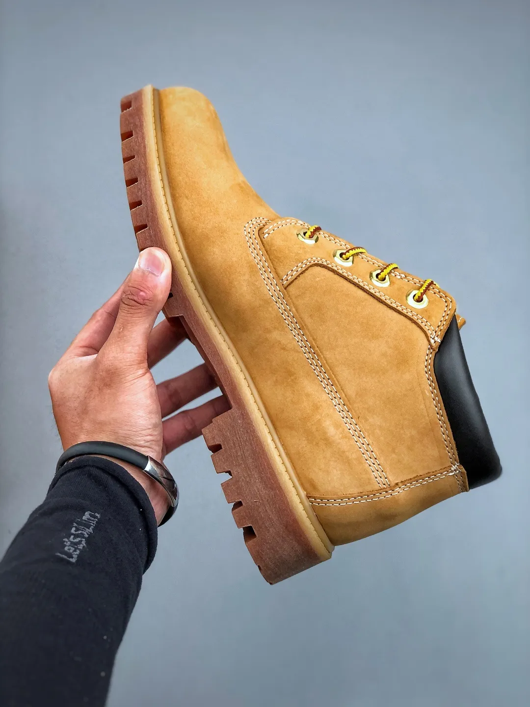 Local pick-up 💰600 available in stores [New product real shots] Dongguan original Y version #Men's and women's shoes true standard half size Dongguan OEM quality #Upgraded original 2025 version packaging box and accessories #Original last paper version data development version #Original Baoyuan injection machine #Three-line computer sewing lines are in line #Using the same source of imported first-layer frosted leather It has the function of resisting water splashing (all interiors are made of real leather materials!!) #Original consistent full nubuck leather collar #Anti-fatigue shock-absorbing honeycomb PU insole #Lightweight anti-slip rubber foam combination bottom ❗ The world's leading outdoor brand·Timberland/Timberland Fatigue Chukka Nubuck Boots classic outdoor short-cut all-match workwear Martin boots "Wheat Yellow Black" Size: Female 35.5 36 37 38 39 Male 39.5 40 41 42 43 44 (Leather shoe size: one size larger than sports shoes!) Original hardware molded shoelace buckle Newly upgraded top-notch craftsmanship Original OEM in Zhongshan Original imported waterproof leather Injection outsole Horizontal folding, dynamic water-repellent, original and consistent full nubuck leather collar, all-cow lining, brand new original packaging shoe box, exclusive supply in the market
